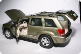 Jeep Grand Cherokee 2005 - бежевый металлик 1:18