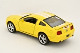 Ford Mustang GT 2006 г. - желтый с белыми полосами 1:38