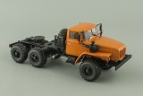 Миасский грузовик-44202-0311-31 (двигатель ЯМЗ-238) седельный тягач - оранжевый 1:43