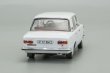 ВАЗ-21011 «Жигули» - белый + окрашенный салон + решетка «фототравление» + шины ми-16 1:43